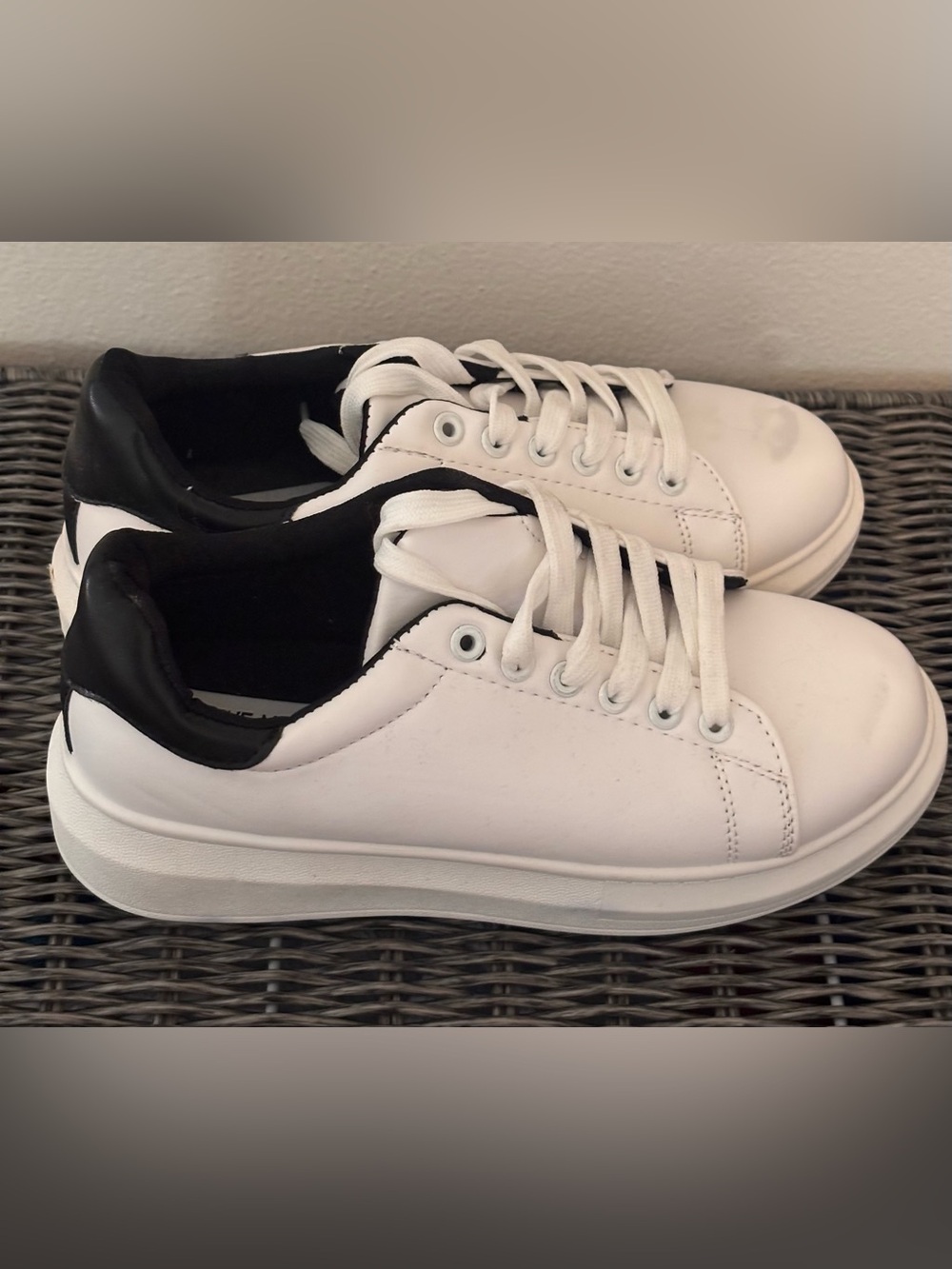 Steve Madden White Sneakers with Black Heel Collar Size 7.5